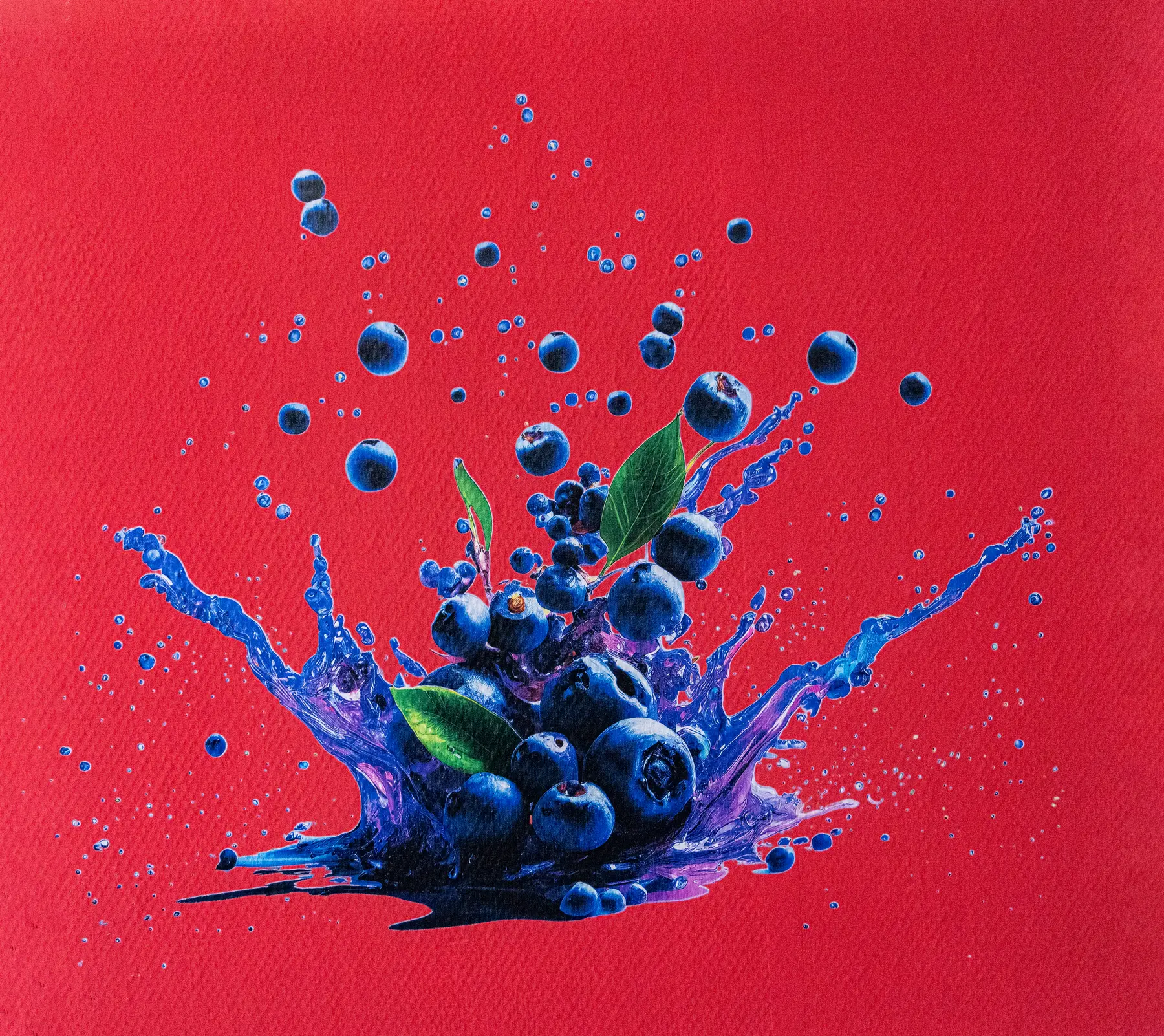 Blaubeeren-Motiv in kräftigem Rot auf einer Wand