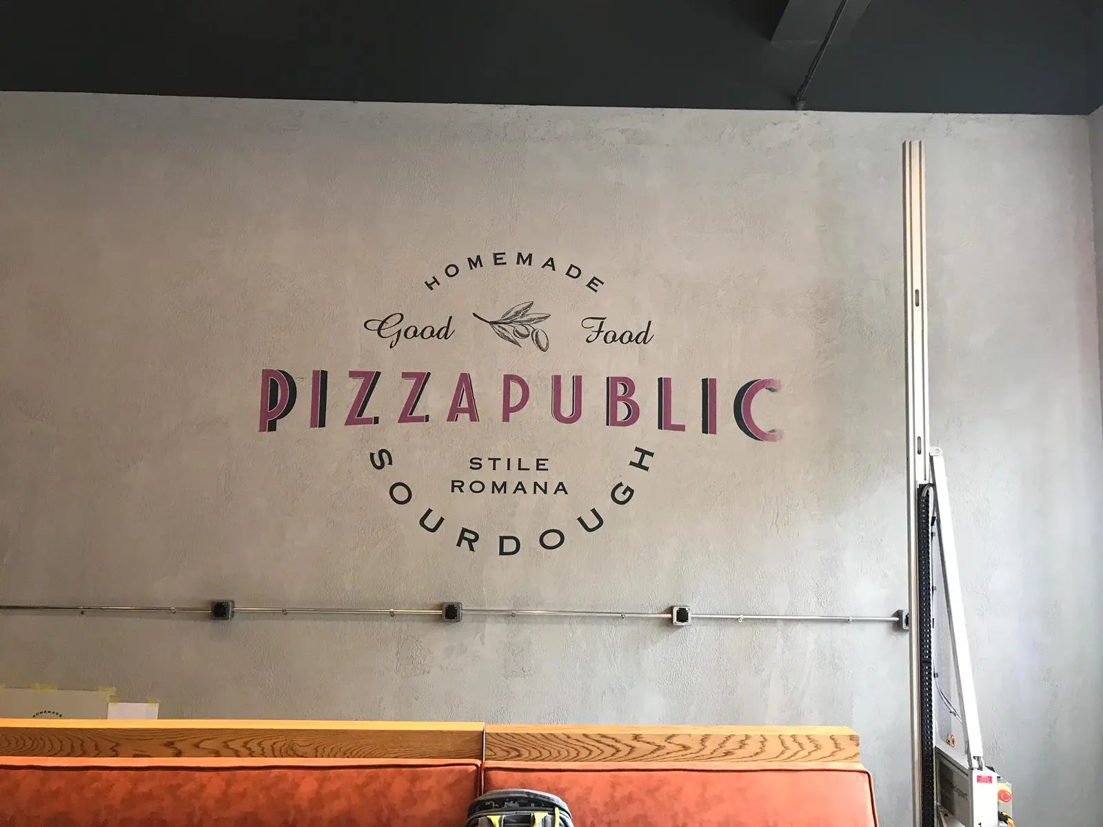 Restaurant-Logo direkt auf eine Betonwand gedruckt