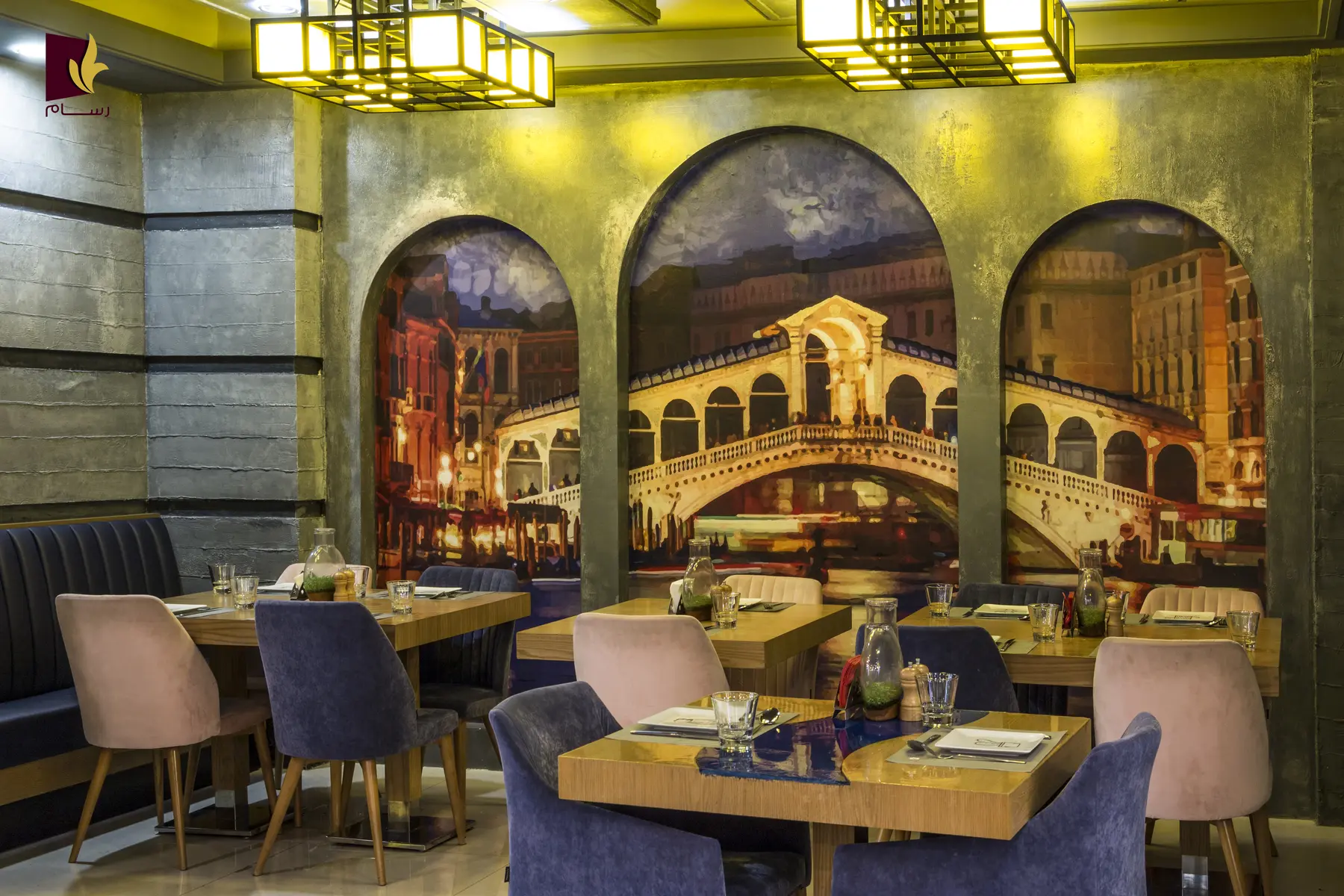 Restaurant mit großflächigem Venedig-Motiv auf der Wand