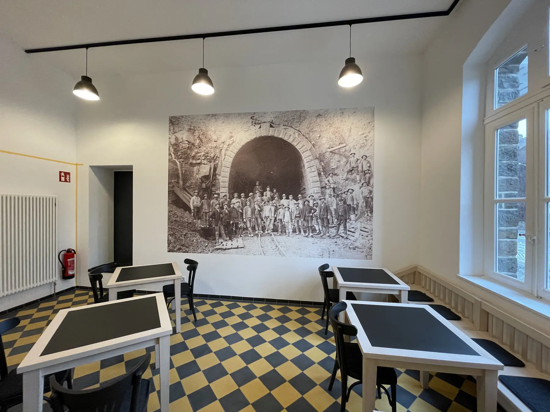Historische Aufnahme großformatig auf einer Wand in einem Gastraum
