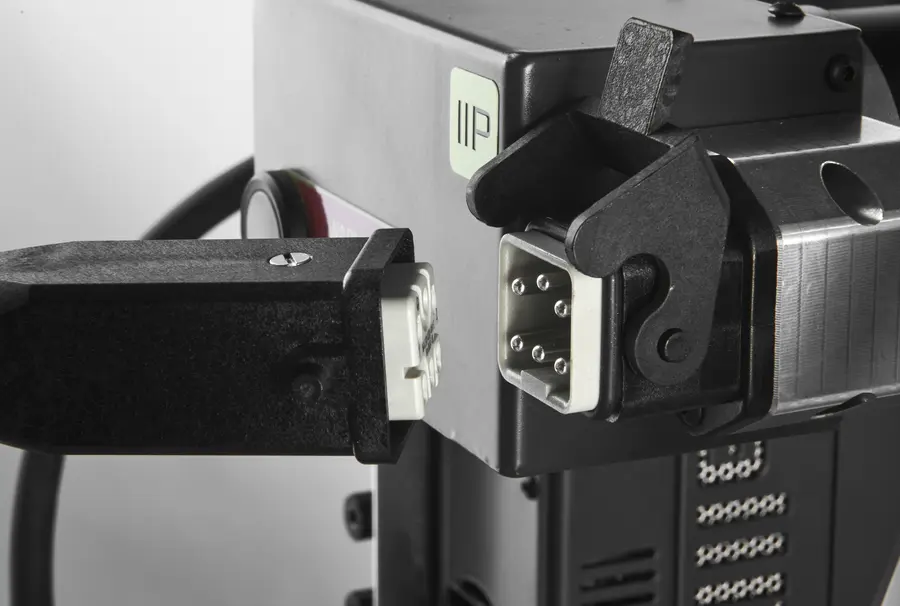 Verriegelte Industrie-Steckverbindung am Wanddrucker