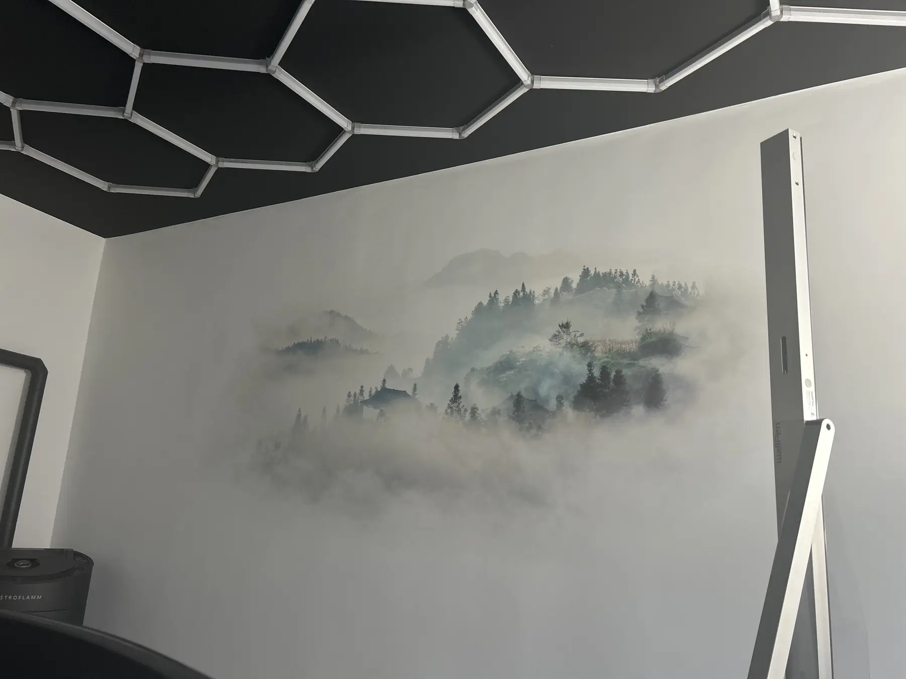 Büroraum mit Nebelwald-Motiv über die ganze Wand